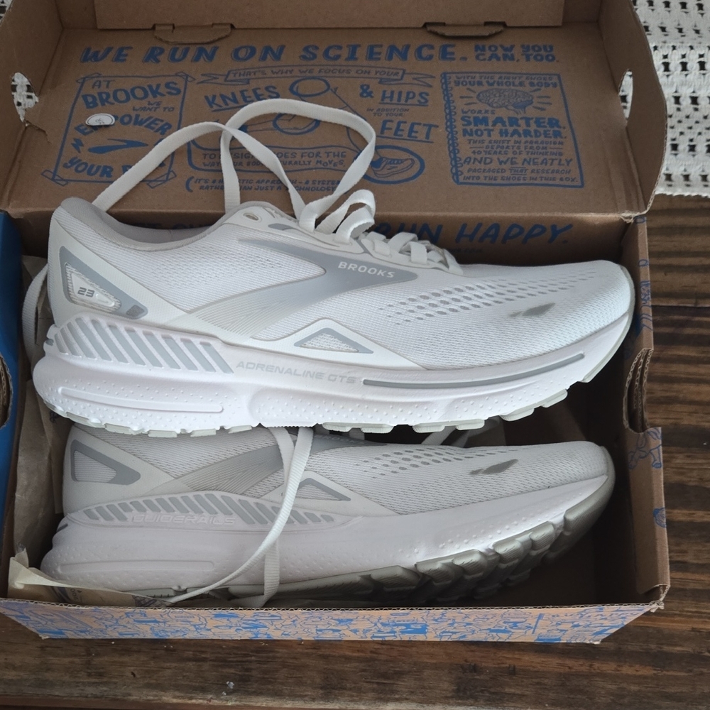 Brand New Brooks Size 8